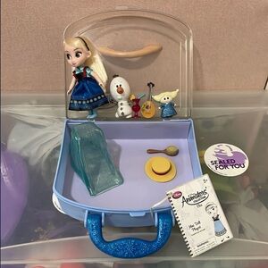 Elsa Frozen Themed Playset with Blue and White Accessories